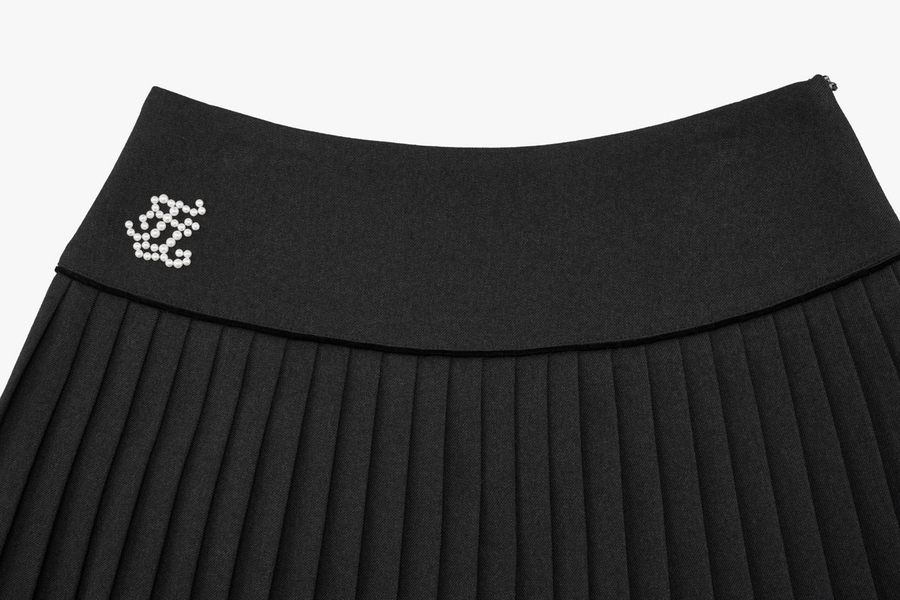 PEARL LOGO FLARED PLEATS SKIRT