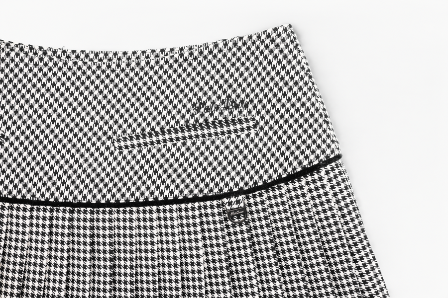 CRYSTAL LOGO FLARED PLEATS SKIRT