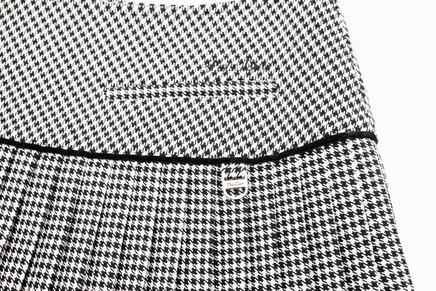 CRYSTAL LOGO FLARED PLEATS SKIRT