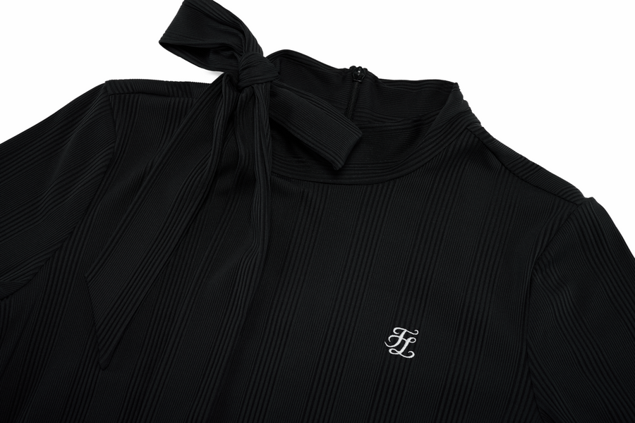 RIBBON HIGH NECK SEVEN-BUTTON T-SHIRT